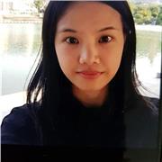 Jeune femme chinoise donne cours à des enfants et adultes de tout âge de chinois